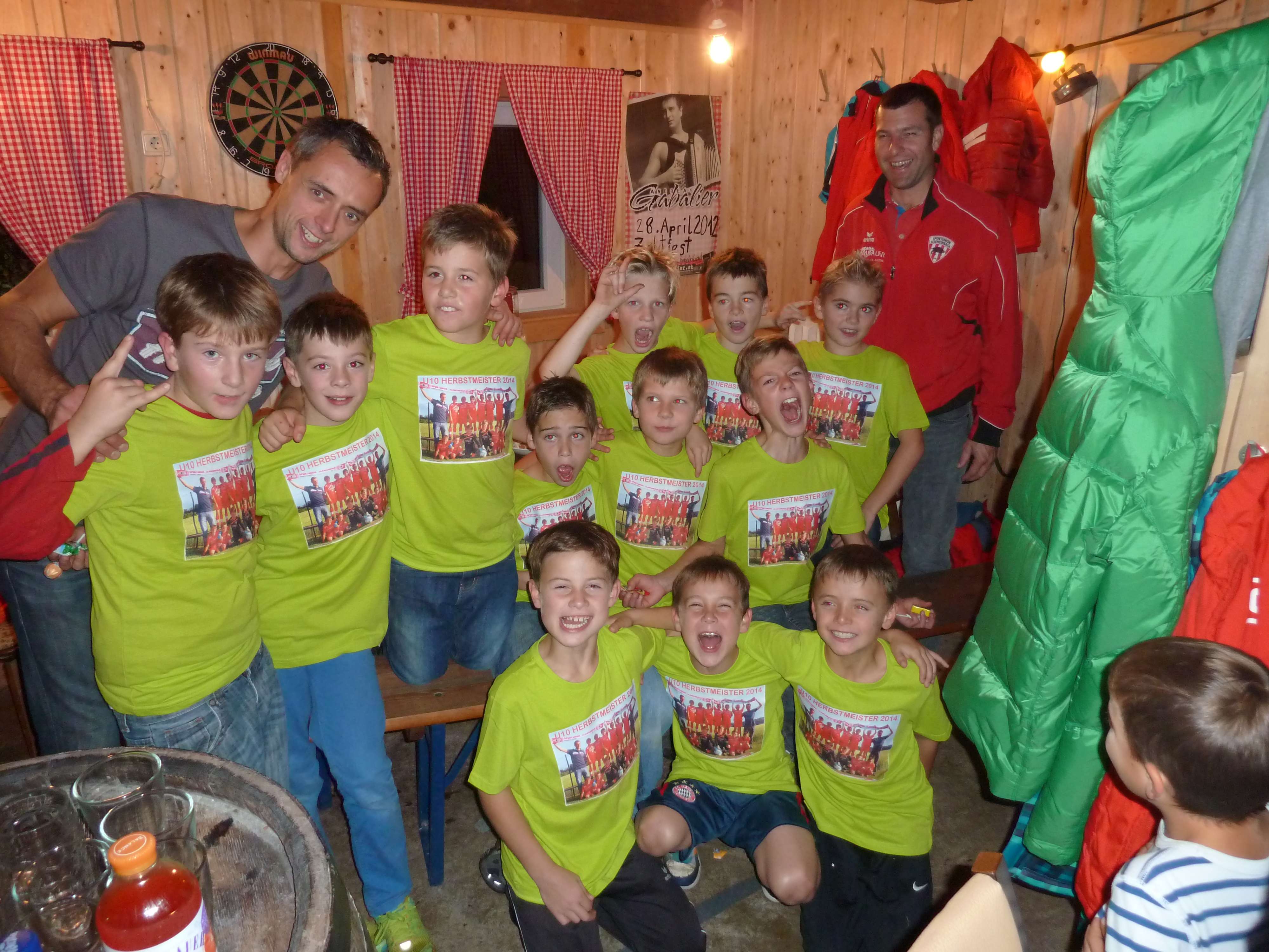 Unsere U10 feiern Ihren inoffiziellen "Meister"titel schon wie die Großen! U10 Feier 2014-11